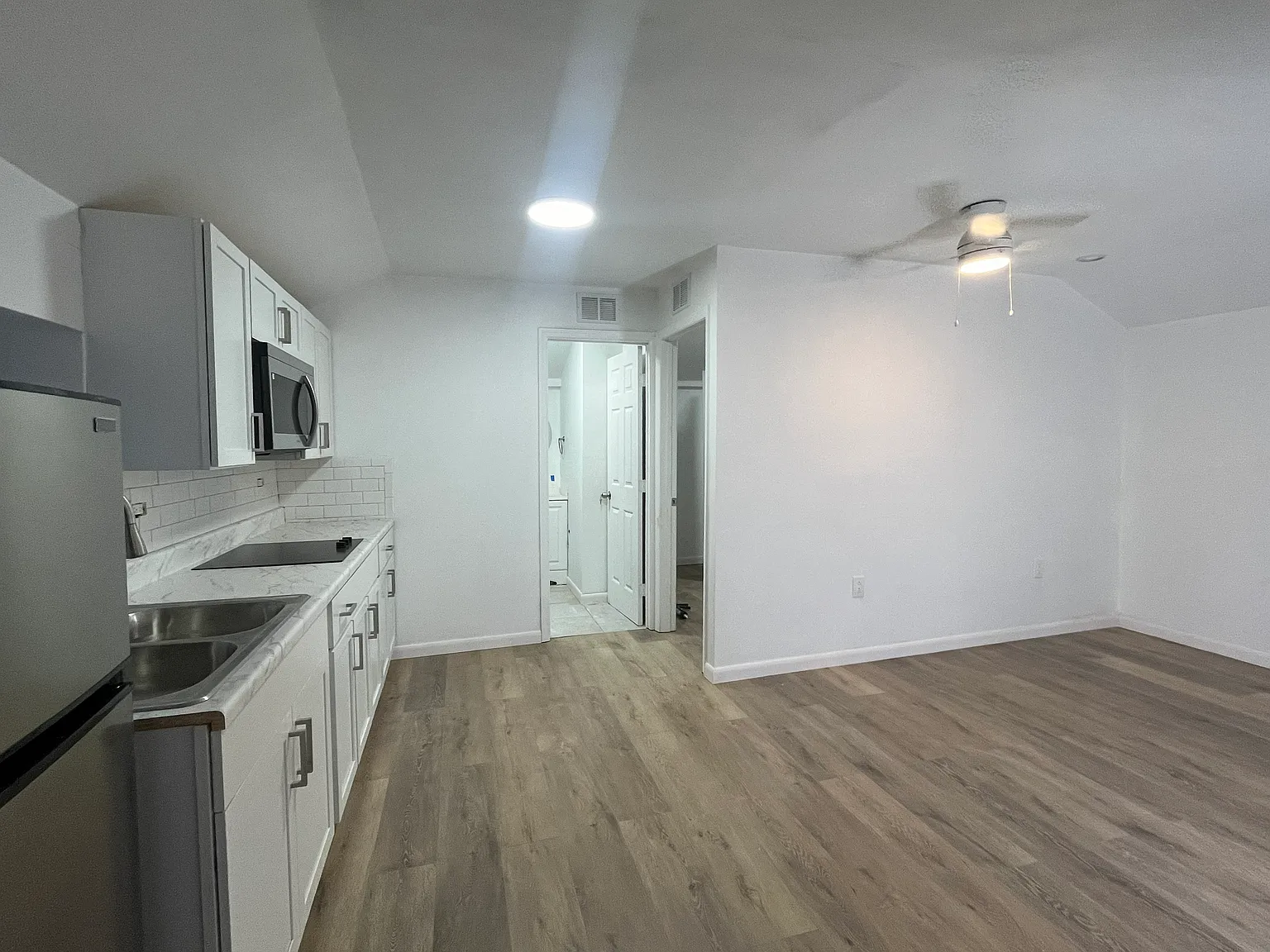 1 bed, 420 sqft, $1,050 — Photo 4