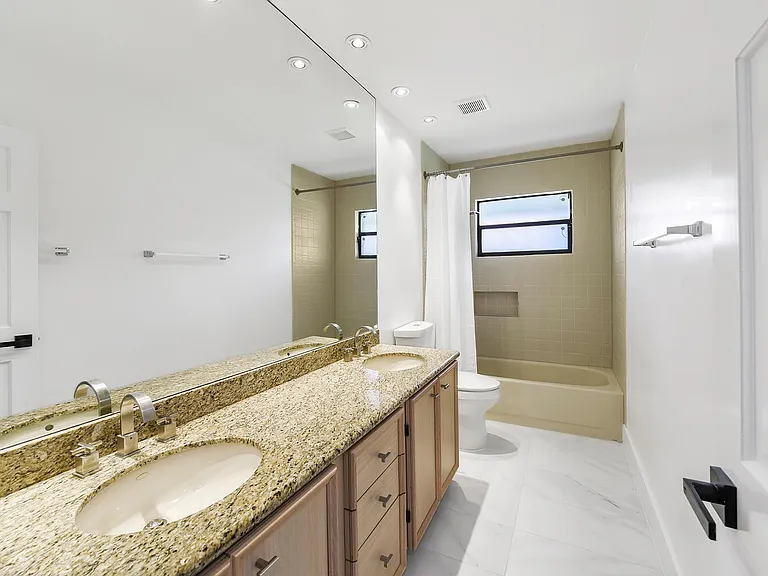 3185 Saint James Dr — Photo 28