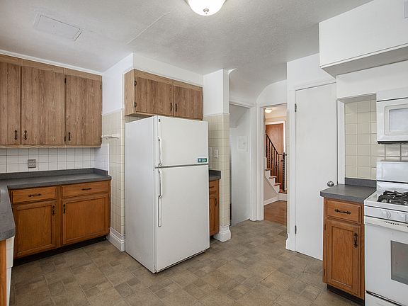 5th image of 65 E 216th St
