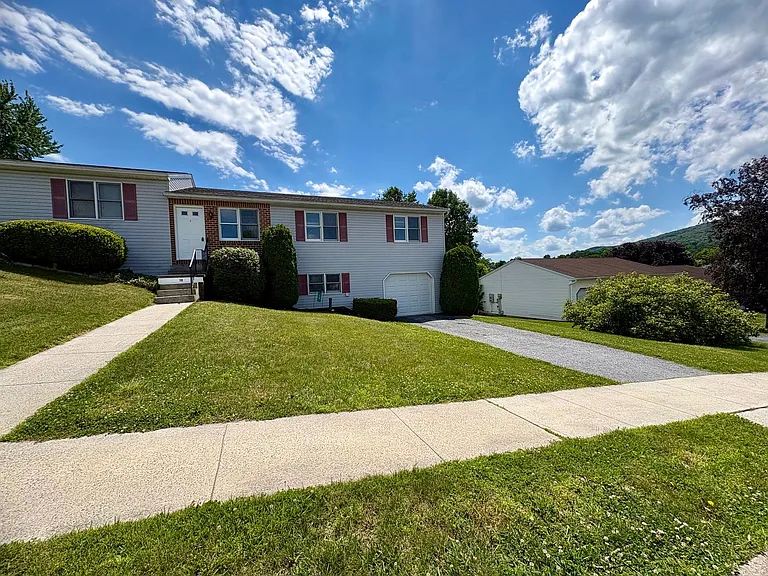 10 Mary Dr — Photo 3