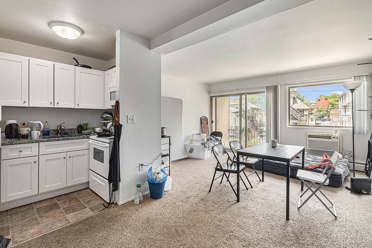 Building Photo - 1327 Wilmot St #8