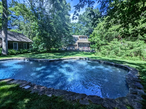 https://photos.zillowstatic.com/fp/b6e8723d193653d79bfa3254e903ca37-p_e.webp
