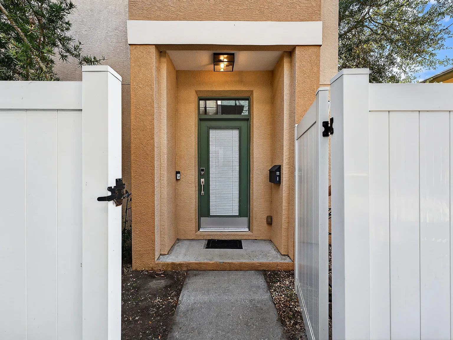 3 bed, 2.5 bath, 1410 sqft, $3,995 — Photo 2