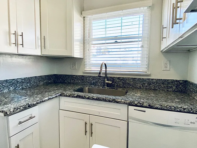 1801 N. Garfield Pl — Photo 7