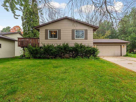 2nd image of 8 Aspen Ct