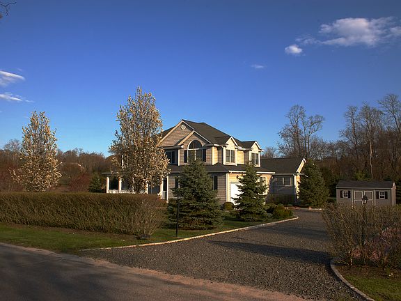 2nd image of 1 Bonnie Ln