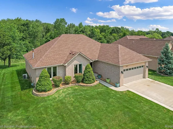 20183 Pine Cone Dr, Macomb, MI 48042