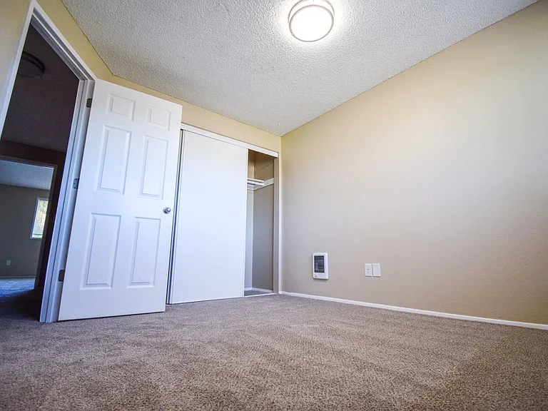 Spacious 2 bedroom 1.5 bath Town house Apartment! — Photo 9