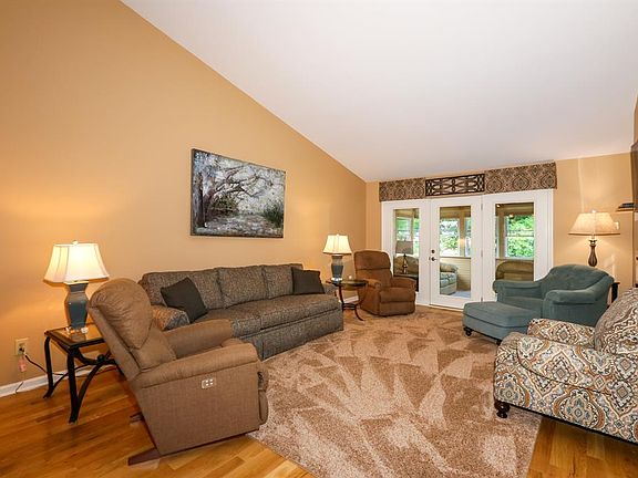 3rd image of 559 Palmer Ct