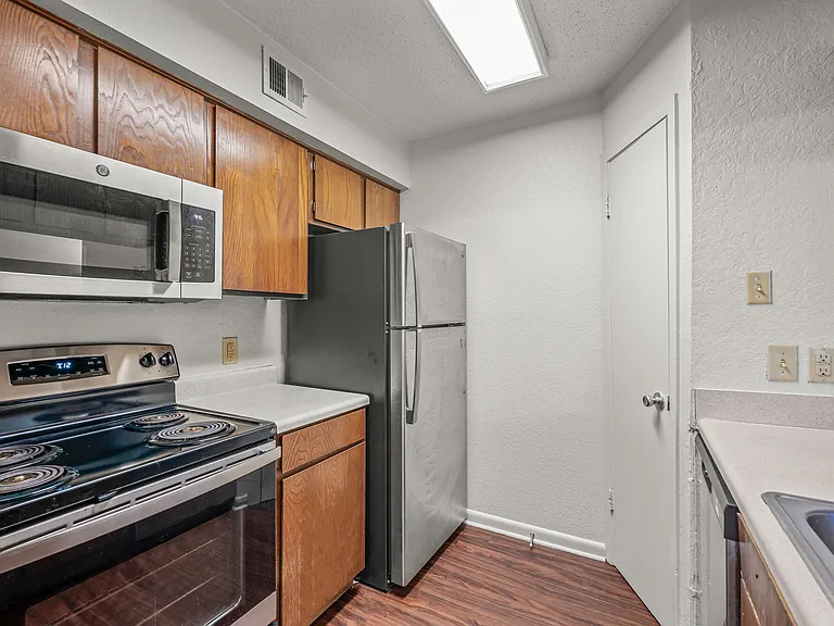 Chaparral Apartments — Photo 11