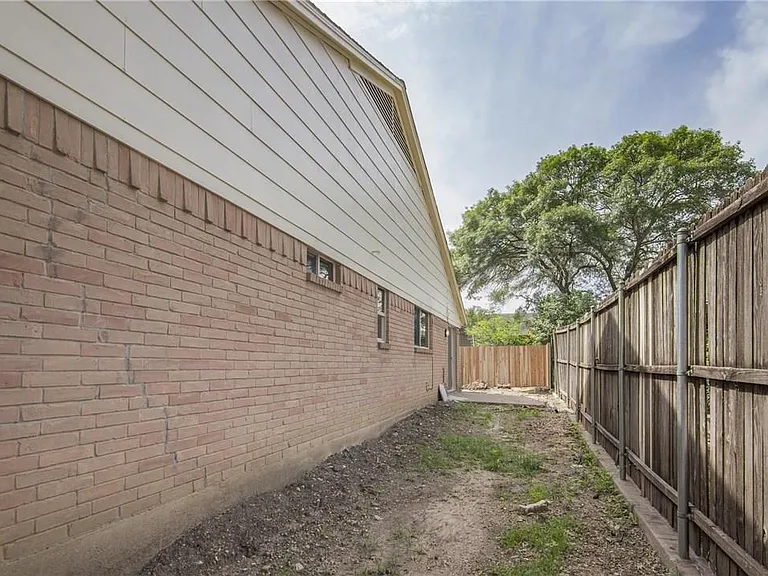 2808 Golfing Green Dr — Photo 24