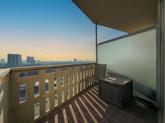 3rd image of 2016 Main St APT 1502