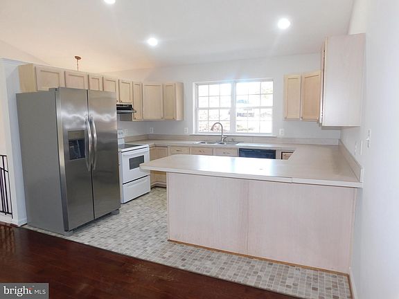 2nd image of 36905 Newlands St