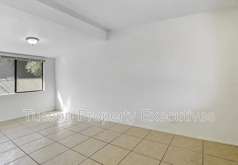 1638 N Beverly Ave — Photo 12