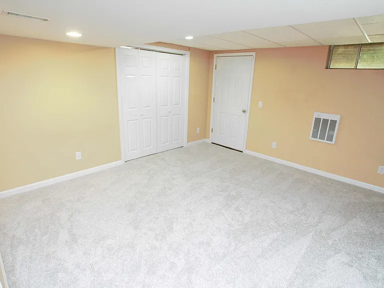 98 Thorndale Cir — Photo 42