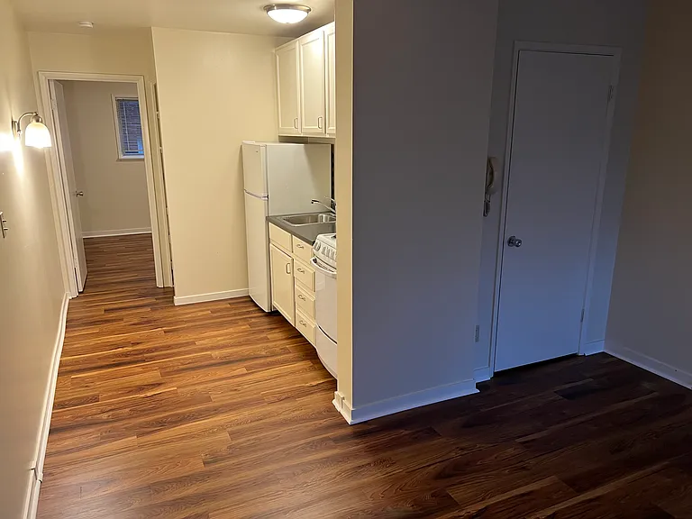 1201 NE 52nd St #4 — Photo 5