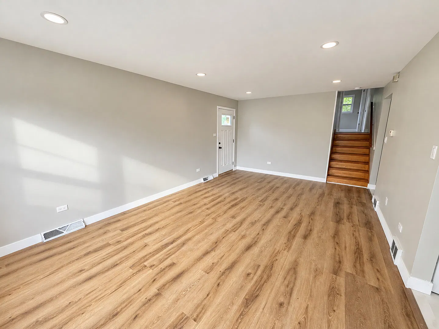 5 bed, 2.5 bath, 1350 sqft, $3,000 — Photo 3