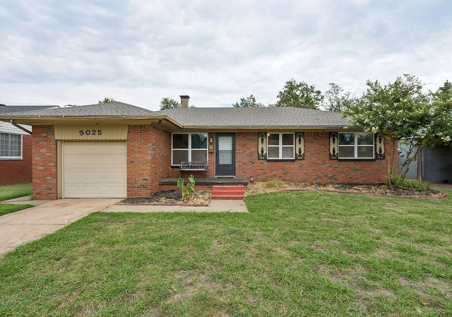 Charming 3-Bed Home with Spacious Backyard & Prime OKC Location — Photo 2