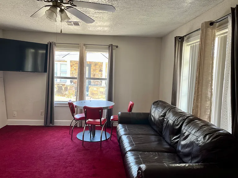222 E Lindsey St — Photo 8
