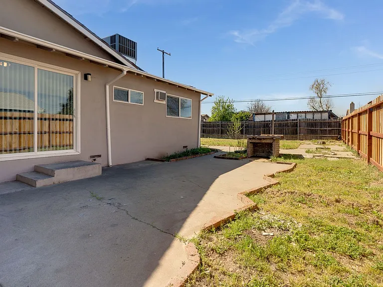 7726 Laurie Way — Photo 23
