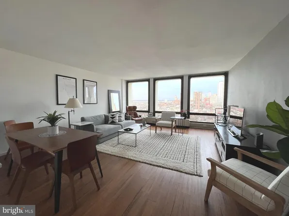 210 Locust St #15EW, Philadelphia, PA 19106