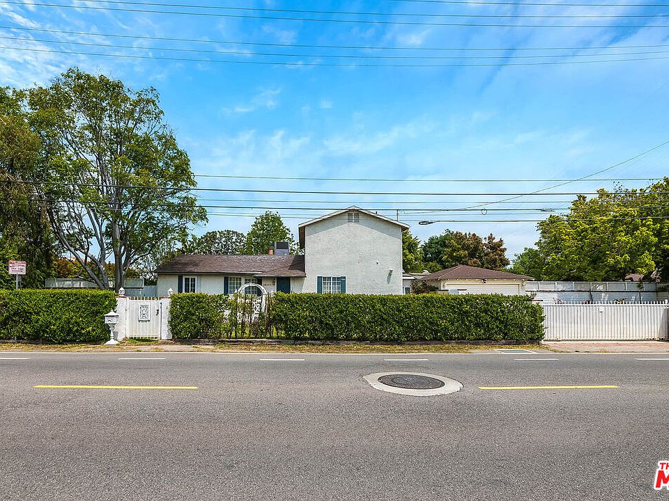 2nd image of 10355 Camarillo St