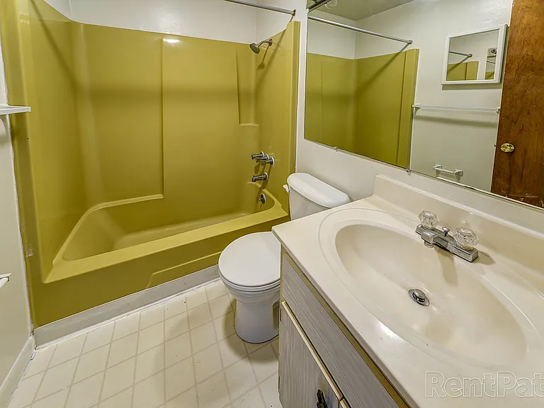 Campus Walk Apartments — Photo 39