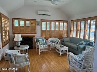 5th image of 317 Pitney Ave