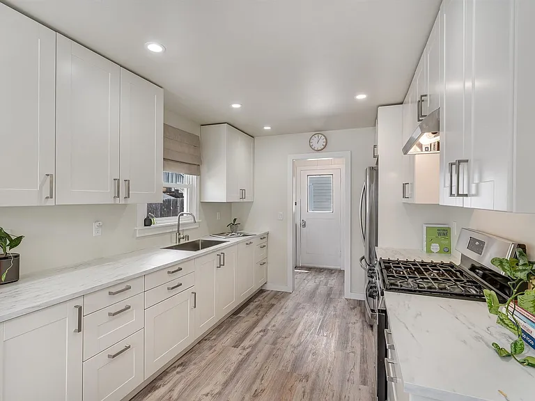 1410 Banks Ave — Photo 12