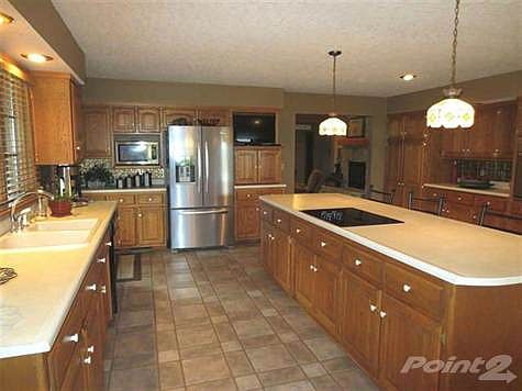 LARGE PRETTY KITCHEN!