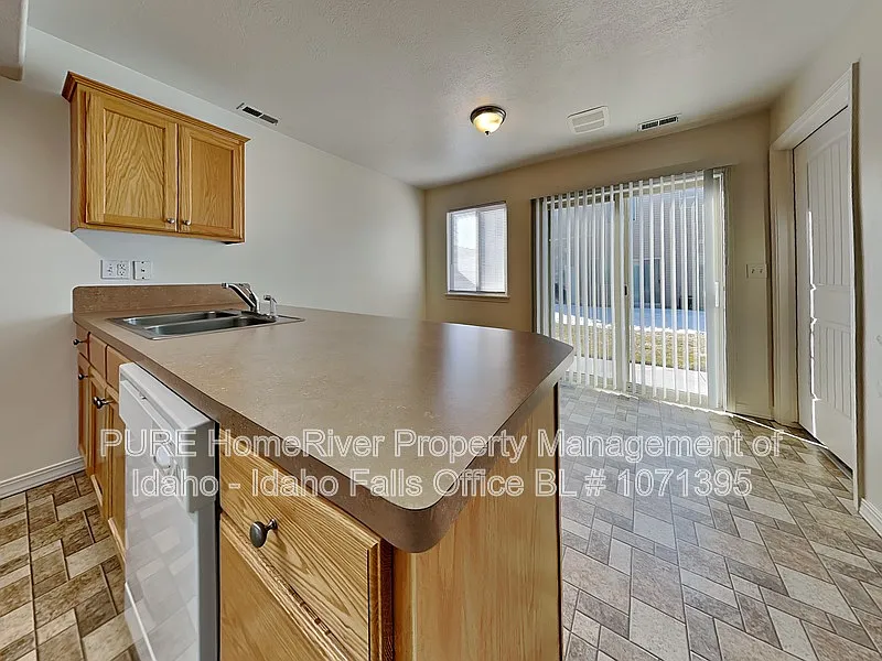 2 bed, 2.5 bath, 1100 sqft, $1,250 — Photo 3