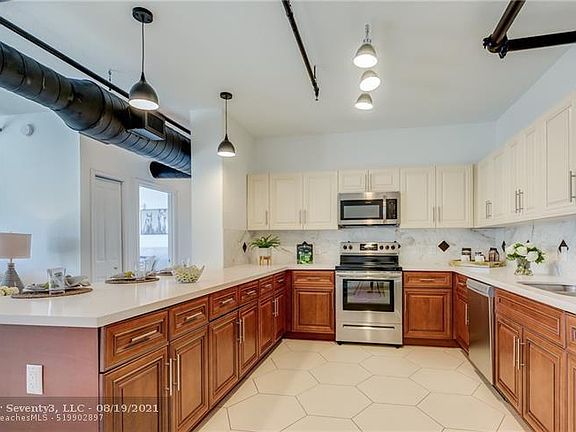 2nd image of 611 NE 29th Dr #405