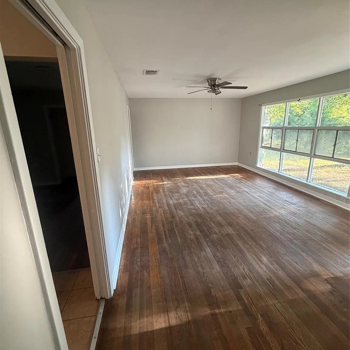 3 bed, 1.0 bath, 1360 sqft, $1,650 — Photo 2