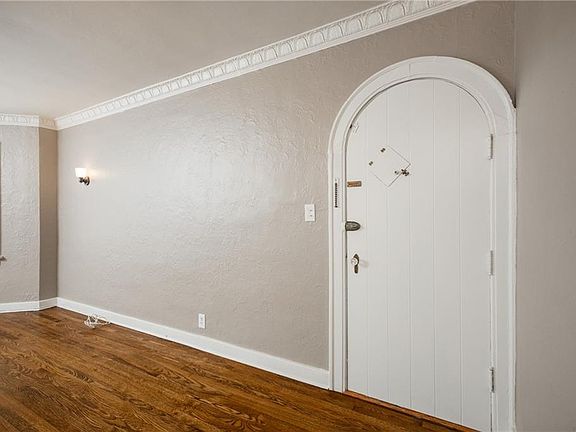 3rd image of 4504 Broadway #2N