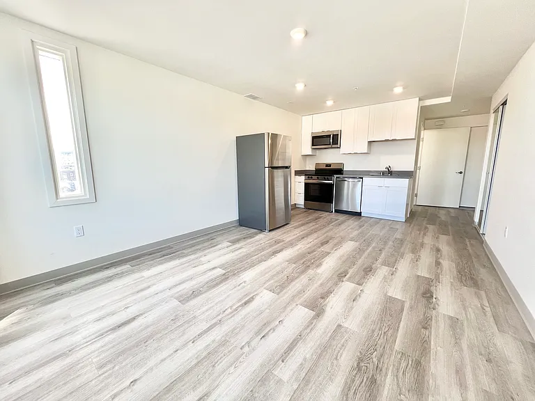 4742 Mission St — Photo 12