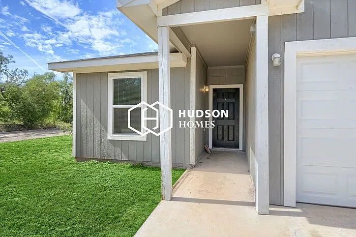 3 bed, 2.0 bath, 1028 sqft, $1,925 — Photo 3