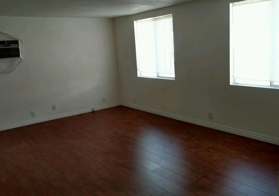 2nd image of 975 Seafair Dr #House
