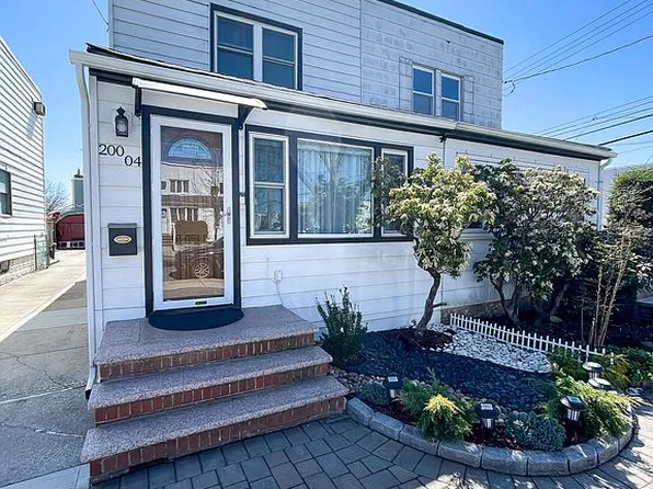 20004 33rd Ave, Flushing, NY 11361