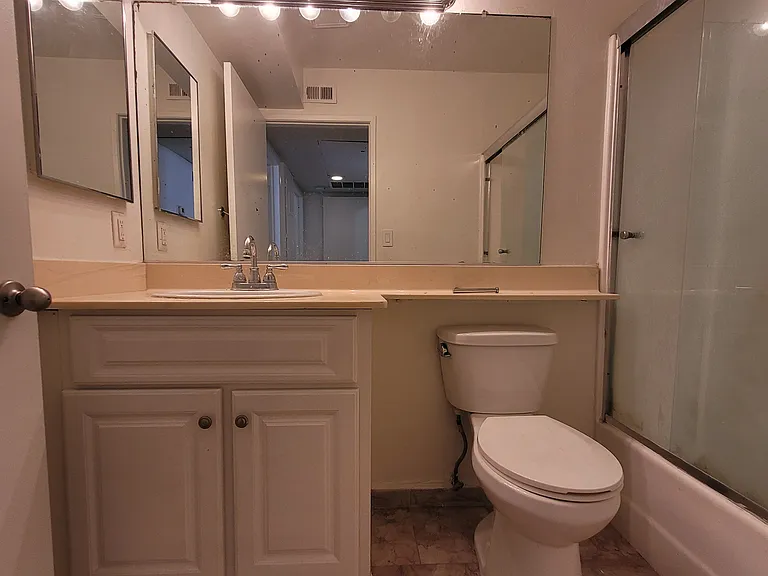 Gramercy Apartments — Photo 20