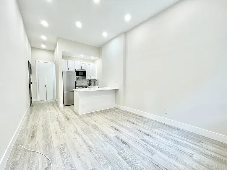 237 E 33rd St #2A — Photo 1
