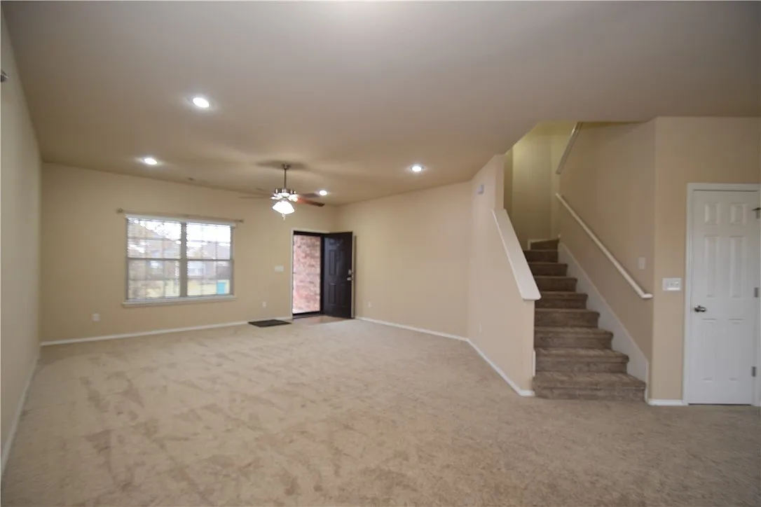 4 bed, 2.5 bath, 2793 sqft, $2,400 — Photo 3