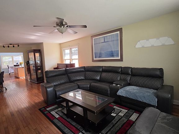 4th image of 605 E Maple Ave