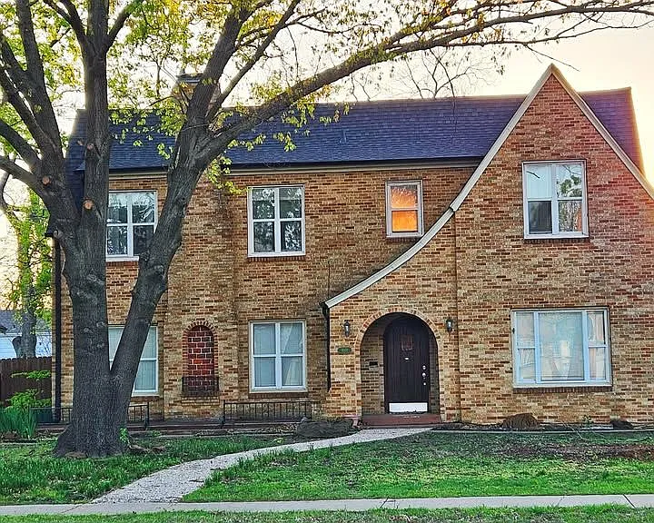 1001 S Lindsay St — Photo 1