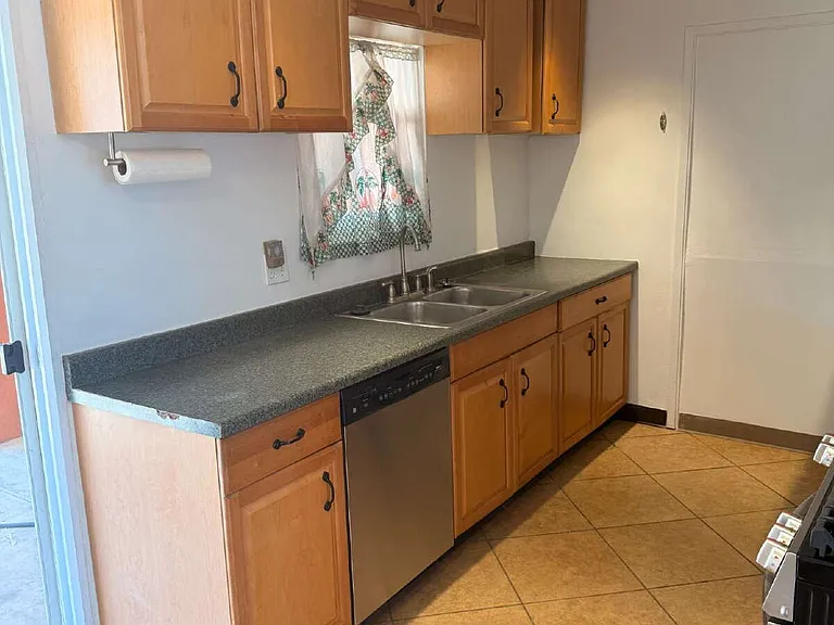 98 E Palomar St — Photo 7
