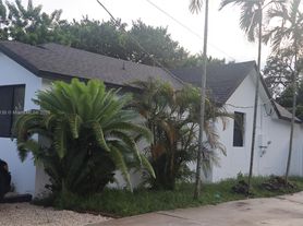 1212 N 22nd Ave