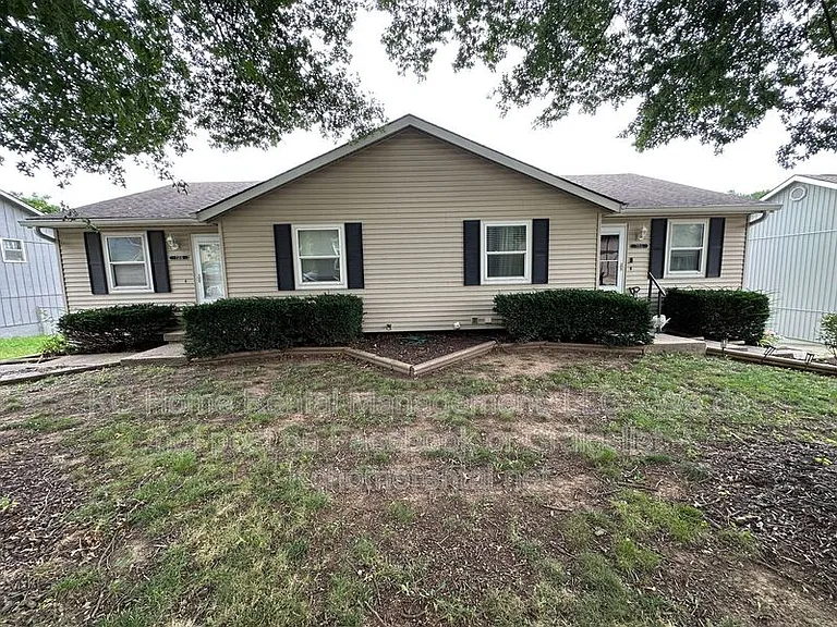 735 NE Barnes Dr #B — Photo 3