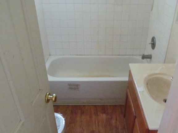 Lower unit full bath