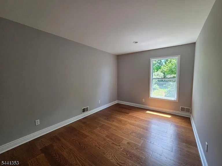 4 Michael Ct — Photo 8
