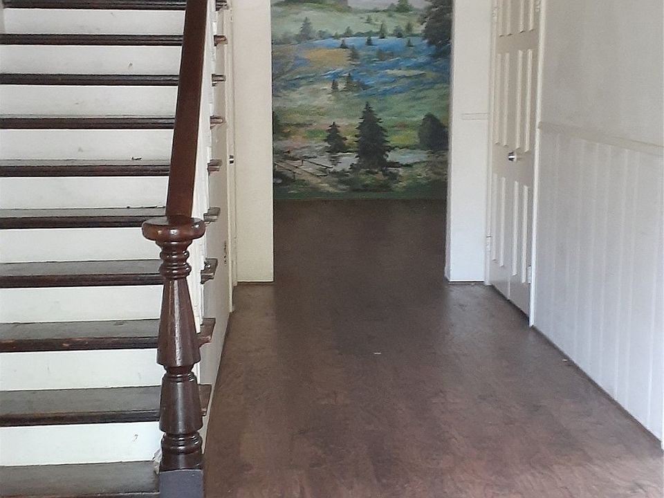 2nd image of 300 S Mockingbird Ln
