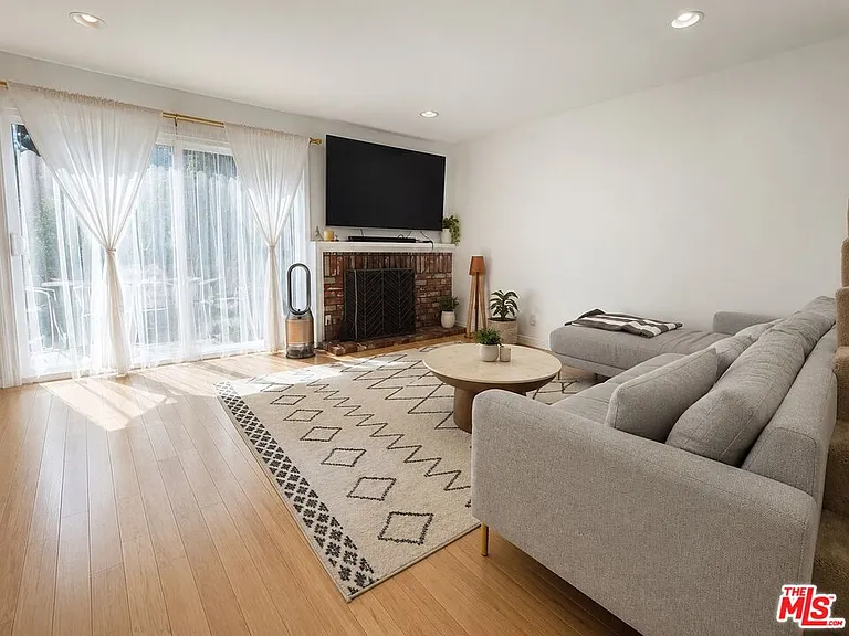 12245 Shady Hollow Ln — Photo 2